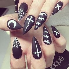 Stiletto nails @KortenStEiN Goth Acrylics, Ongles Goth, Halloween Nail Art Easy, Nail Art Halloween, Halloween Nails Easy, Halloween Press On Nails, Cute Halloween Nails, White Halloween