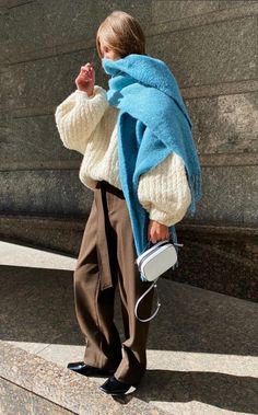 Brown Pants Street Style, Blue Color Palette Outfit, Brown Denim Pants Outfit, Brown Color Combinations Outfits, Brown Scarf Outfit, Brown And Blue Color Palette, Blue Scarf Outfit, Green Scarf Outfit, Chunky Scarf Outfit