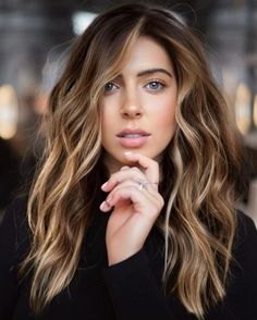 Partial Blonde Highlights, Curly Hair Color Ideas, Blonde Highlights Ideas, Curly Hair Color, Warm Blonde Highlights, Chunky Blonde Highlights, Brown Hair With Blonde, Hair With Blonde Highlights