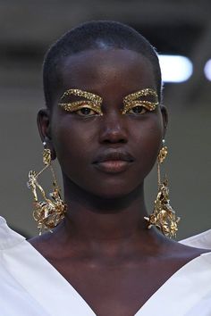 Make Com Glitter, Makeup Runway, Matte Make Up, Adut Akech, Valentino Runway, Face Jewels, Runway Makeup, Pat Mcgrath