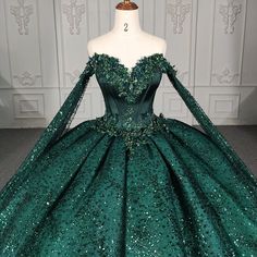 Emerald Green Quince Dresses With Gold, Green And Gold Quince Dress, Quinceanera Dresses Emerald Green, Emerald Quinceanera Dress, Emerald Green Quince Dress, Dark Green Quinceanera Dresses, Emerald Green Ball Gown, Emerald Green Quinceanera Dresses, Green Quince Dress