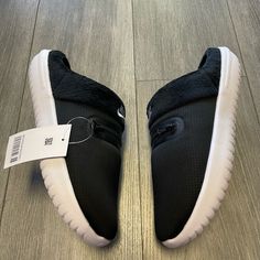 Nike Women's Burrow Na Slippers Slip On Fleece Black White Dj3131-00brand New In Box No Lid Winter Slippers Indoor Outdoor Black Casual Sneakers With Textured Footbed, Casual Black Sneakers With Textured Footbed, Nike Benassi Duo, Nike Slippers, White Slippers, Nike Neon, Black Flip Flops, Winter Slippers, White Slip