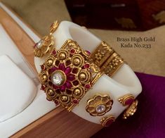 Jwellary Ideas, Rajwadi Bangles, Jay Swaminarayan, Bridal Jewellery Earrings, Gold Bangles For Women, Gold Jewelry Outfits, New Gold Jewellery Designs, Indian Bridal Jewelry Sets, Bridal Jewelry Vintage