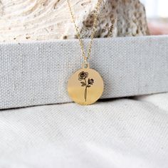 Dainty and Beautiful Birth flower Necklace, you can personalize it with your Name with your birth month. These are gorgeous chains that give such a wonderful vibe for that special person in your life! this necklace is made with high-quality materials to ensure lasting durability.  M A T E R I A L S - S I Z E * Disc measures 16mm or 18mm * 1.5mm Stainless Steel, 18K Gold Plated, 18K Rose Gold Plated Chain 18" -----------------------♡-------------------- H O W T O O R D E R 1.) Choose the Options Customized Gold Flower Necklace, Rose Gold Birth Flower Charm Necklaces, Gold Charm Necklaces With Birth Flower For Gifts, Rose Gold Birth Flower Charm Necklace, Personalized Flower-shaped Charm Necklaces For Gifts, Rose Gold Birth Flower Necklaces For Personalized Gift, Birth Flower Jewelry Gift, Round Disc, Flower Charm Necklace Gift, Valentine's Day Birth Flower Necklaces