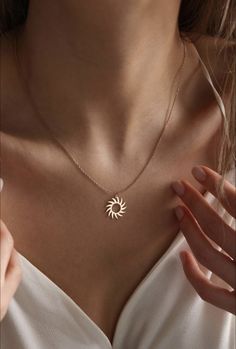 Details Handmade item * Charm Width: 20 mm * Talisman Length: 15 mm Materials: Gold, Rose gold, White gold Style: Minimalist Made to Order 2- P R O D U C T ∙ F E A T U R E S * Gold material: 14K gold * Gold color options: Yellow gold, Rose gold, White gold * Chain length options: 14", 16", 18", 20" * Charm Width: 20 mm * Talisman Length: 15 mm 3- D E L I V E R Y ∙ D E T A I L S * Processing Time: 1-3 business days * Will arrive in 3-5 business days via FEDEX. 4- CUSTOMIZATION ∙ D E T A I L S * C Sun Necklaces, Gold Sun Necklace, Preppy Accessories, Art Jewelry Design, Sun Necklace, Instagram Jewelry, Gold Sun, White Gold Chains, Rings Jewelry Fashion