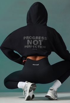 Ideal for styling over your favorite athleisure sets, the Progress cropped sweatshirt is a fun and versatile staple. Gym Ootd, Gym Sweatshirt, Gym Crop Top, Estilo Fitness, Fashion Leggings, Athleisure Outfits, Yoga Workout, Cropped Sweatshirt, Crop Sweatshirt