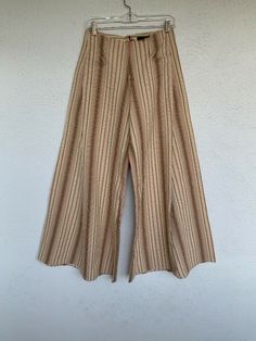 Razan Daker Extra Wide Leg Green/Beige/Red Striped Culotte Pants Size 6. Condition is Pre-owned. Measurements: 28” waist 10” rise 31” inseam Vintage High-waisted Wide Leg Pants For Summer, Bohemian Wide Leg Striped Pants, Bohemian Brown Wide Leg Pants For Spring, Casual Beige Wide Leg Culottes, Vintage Beige Bottoms For Fall, Vintage Cream Wide-leg Bottoms, Vintage Wide Leg Pants For Spring, Vintage Wide-leg Summer Pants, Spring Vintage Wide Leg Pants