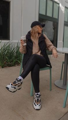 High Socks And Leggings Outfit, Outfit With Black Sneakers, Tennis Shoes Outfit Winter, Winter Seattle Outfit, Nyc Athleisure Winter, Winter Athlesuire Outfits, North Carolina Outfits Winter, Queenstown Outfit, Theme Park Winter Outfit