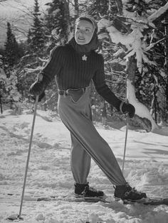 size: 24x18in Photographic Print: Ski Fashions: Model Wearing Dark Sweater with Lighter Trousers on Slopes at Mont Tremblant : Fine Art Dark Sweater, Mont Tremblant, Alfred Eisenstaedt, Ski Posters, Ski Outfit, Barbara Stanwyck, Design Moda, Ski Fashion, Vintage Ski