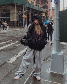 Tomboy Street Style Outfits, Cold Weather Streetwear, Cold Streetwear Outfits, Black Beanie Outfit Aesthetic, Winter Outfits Tomboy, Japanese Outfits Street Style, Perfect Summer Aesthetic, Street Wear Baggy