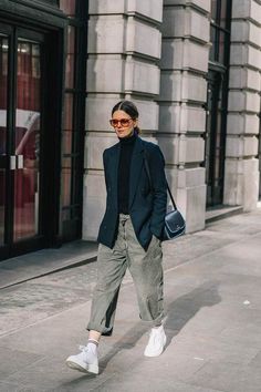 Oversized Blazer Street Style, Rok Midi, Blazer Street Style, Black Pinterest, Sandal Tali, Style Casual Chic, Boating Outfit, Ribbed Turtleneck Sweater, Winter Boho