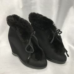 Very beautiful vintage boots from the 40s or 50s Size 5 (U.S.A) In very good condition, except for a little wear on the front (see 2nd photo) They were made from waterproof fabric. Lined in sheepskin (see photo) Black fur trim at the top is rabbit. Worn over a high heel shoe (non-needle) Terms of sale Any item purchased on promotion is not refundable Any item at regular price is refundable with the seller's consent. A 20% penalty will be required. The costs of returning the merchandise are at th Retro Ankle Boots For Winter, Retro High Heeled Winter Boots, Retro High Heeled Boots For Winter, Retro High-heeled Winter Boots, Retro High Heel Winter Boots, Lace-up Winter Evening Boots, Lace-up Evening Winter Boots, Vintage Closed Toe Boots With Rubber Heel Cap, Vintage Closed Toe Winter Boots