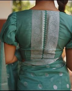 Chettinad Cotton Saree Blouse Designs, High Neck Blouse Back Designs, Border Patch Work Blouse Designs, Blouse Neck Patterns Indian, Back High Neck Blouse Designs, High Neck Blouse Pattern, Stylish Blouse Design Unique Back, Banarsi Blouse, High Neck Blouse Designs