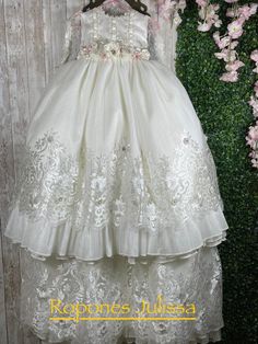 Hermoso ropon  desmontable listo para tu princesa hecho a mano 🖐️ incluye gorro, diadema , vela , concha y toalla . Princess Ball Gown For Confirmation, Cream Princess Dress For First Communion, Princess Style Cream Wedding Gown, Cream Princess Wedding Gown, Princess Gown With Ruffles For First Communion, Princess Style Ruffled Gown For First Communion, Princess Style Gown With Ruffles For First Communion, Princess Style Fitted Ball Gown For Baptism, Cream Baptism Dress With Ruffles For Pageant