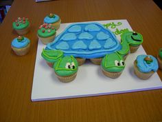 there are cupcakes that have been made to look like the turtle and turtles