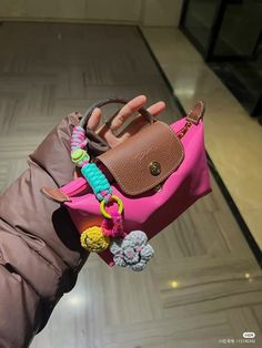 Bag Charm Ideas, Bag Charms Aesthetic, Jane Birkin Bag, Style Jane Birkin, Bag With Charms, Charms Aesthetic, Dior Nike, Birkin Style, Longchamp Outfit