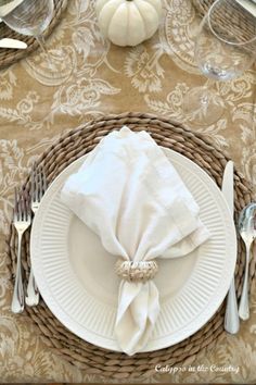 White plate and white napkin on seagrass placemat and golden table runner and white pumpkins. Table Decor Neutral, Eclectic Table, White Pumpkin Decor, Table Settings Everyday, Table Decorating Ideas, Pretty Table Settings, Winter Tablescapes