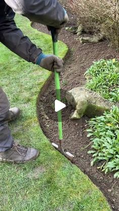 Alexander’s gardening on Instagram: "Love a deep & defined looking lawn edge 👌🏼🤩 🌱  #lawnedging #lawnedges #edges #lawncare #lawnmaintenance #gardener #therapeutic #calm #winter #gardeninguk #instagarden #satisfying #gardenservices #surrey" Garden Lawn Edging, Lawn Borders, Front Lawn Landscaping, Flower Bed Edging, Front Yard Plants, Side Yard Landscaping, Lawn Edger, Flower Bed Designs, Landscaping Simple