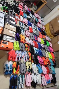 #chuteiras #futebol #football Soccer Lessons, Football Things, Cool Football Boots, Pretty Sneakers, Soccer Stuff, Soccer Season, Nike Cleats, Futsal Shoes