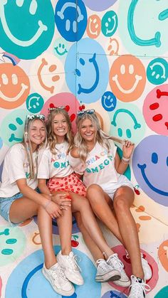 Smiley Face Bid Day, Y2k Sorority, Bid Day Hairstyles, Bid Day Themes Sorority, Sorority Party, Sorority Themes, Sorority Banner, Recruitment Themes, College Sorority