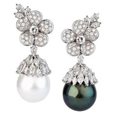 The earrings signed by Pederzani, are composed of a flower and a cap set with brilliant-cut and navette-cut diamonds, for about 9.50 ct., With two round pendant pearls measuring about 17 mm. A pearl is a cultivation of the seas of the South and the other is of Taihtian cultivation. •The closure of the earrings is clip, but it is possible to add the pin for free, for the lobe with the hole. •The earrings are in 18 Kt white gold •Weight Grams: 37.9 gr •Total Carat: approx. ct 10.00 •Color: G-H-I • Diamonds And Pearls, Piazza Navona, Pearl And Diamond Earrings, Royal Jewels, Diamond Drops, Antique Diamond, Antique Earrings, Pearl Diamond, Round Pendant