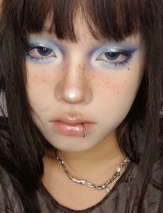 Two Tone Makeup, Unique Face Makeup, Colorful Emo Makeup, Blue Red Makeup, Aquarium Makeup, Blue Douyin Makeup, Makeup Looks Unique, Artsy Makeup Look, Painting Makeup