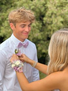 homecoming date pictures 📸  #homecoming #corsage #boutonniere #hoco #date Hoco Date Poses Couple, Corsage Hoco, Homecoming Date Poses, Homecoming Pics With Date, Corsage Homecoming, Cute Hoco Date Pictures, Hoco Date Poses, Hoco Date Inspo Pics, Cute Hoco Pictures With Boyfriend