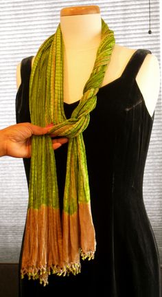 Ways To Wear A Long Scarf, Long Scarf Styling, Scarf Draping Styles, How To Tie A Long Scarf, Long Scarf Tying, Scarf Styling, Green Silk Scarf