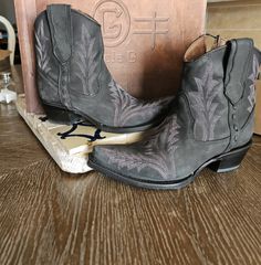 Circle G Boots In Good Condition Fall Gore-tex Boots With Round Toe, Circle G Boots, Gore-tex Boots With Cushioned Footbed And Round Toe, Women's Circle, Bootie Boots, Ankle Boots, Size 7, Women Shoes, Boots