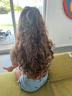 Wavy Light Brown Hair With Highlights, Long Light Brown Curly Hair, Wavy Dirty Blonde Hair, Dirty Blonde Wavy Hair, Curly Dirty Blonde Hair, Wavy Hair Highlights, Dirty Blonde Curly Hair, Long Natural Wavy Hair, Wavy Hair Blonde