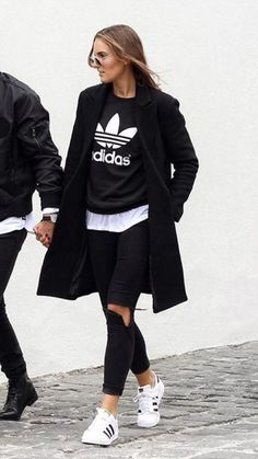 Adidas Originals Superstar Outfit, Adidas Superstar Outfit, Superstar Outfit, Adidas Women Fashion, Looks Adidas, Look Adidas, 30 Outfits, Outfit Chic, Outfit Jeans