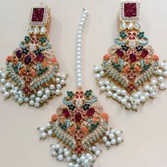 Maang Tika And Jhumkas Luxury Tikka With Tilla Detailing, Luxury Elegant Tikka With Zari Work, Multicolor Kundan Tikka In Temple Jewelry Style, Maang Tikka With Matha Patti, Pakistani Tikka Jewelry, Multicolor Temple Jewelry Tikka, Mang Tika With Matha Patti, Pakistani Jewelry, Bridal Jewelry