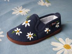 Origami Shoes, Painted Shoes Diy, Painted Canvas Shoes, Sharpie Crafts, Custom Painted Shoes, Shoes Drawing, Shoes Diy