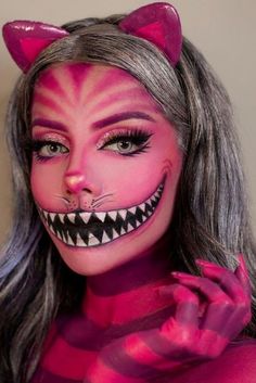 Full Face Face Paint, Alice In Wonderland Cat Makeup, Halloween Character Makeup Ideas, Theatrical Makeup Ideas, Halloween Disney Makeup, Halloween Make Up Ideas Creative, Cool Makeup Looks Creative Halloween, Alice In Wonderland Makeup Ideas, Halloween Looks Makeup