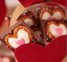 instructions for making valentine's day cookies with chocolate and pretzels in the shape of hearts