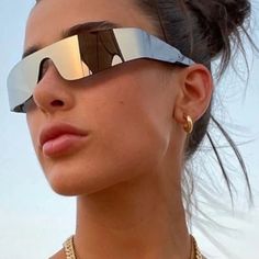 Custom Silver Rimless Uv Mirrored Faceshaping Kardashian Trend Sunglasses Summer - Please Note These Are Not Yeezy’s - Get The Trend Without Pays Hundreds! (These Are Plastic, Yes Of Course I Own A Pair) Boutique Sells Out As Soon As We Get Them In. I Only Sell One Pair On Here. First Come First Serve, Crosslisted. New In Package & Protected. About Us: *Update: I Was An Official Speaker At Poshfest 2022 & A An Official Closet Consultant! @Thatbombyogamom Is A 100% Cause Closet - Not A Thrift, Bu Cyberpunk Glasses, Estilo Kim Kardashian, Futuristic Sunglasses, Frameless Sunglasses, Mens Glasses Fashion, Mens Frames, Y2k Sunglasses, One Piece Man, Cycling Sunglasses