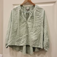 Women's Top. Size:Xs. Nwot. Color: Green. New England Patriots Sweatshirt, Elaine Irwin, Renee Simonsen, Asymmetrical Hem Top, Womens Poncho, Eddie Bauer Women, Long Sleeve Floral Top, Yellow Blouse, Tie Dye Sweatshirt