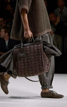 #сумкаплетеная#сумкаизрафии#сумкаd&g#тренды2025 Handmade Leather Tote Bag, Stylish Handbags, Knitwear Fashion, Dolce And Gabbana Man, Only Fashion, Knit Fashion, Milan Fashion, Colorful Fashion, Fashion Bags