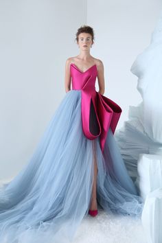 TCHAIKOVSKY Bicolor strapless ball gown, with sculptural magenta bust and volumes over densely pleated blue tulle skirt Azzi Osta, Prom Dresses V Neck, Dress Party Wear, Gorgeous Prom Dresses, Dresses V Neck, Dior Haute Couture, Looks Party, Couture Gowns, Gorgeous Gowns