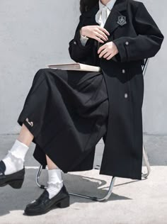 ❤︎College black trench coat + metal badge + embroidered ribbon shirt + pleated skirt❤︎ School Uniform Outfits, Black Trench Coat, Embroidered Ribbon, Alt Outfits, Winter Suit, New Jeans Style, Concept Clothing, Ribbon Shirt, Black Pleated Skirt