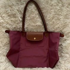 Red Longchamp Bag Outfit, Longchamp Colors, Burgundy Longchamp, Longchamp Bag Large, Longchamp Bag Outfit, Collage Bag, Longchamp Style, Long Champ Bag, Longchamp Red