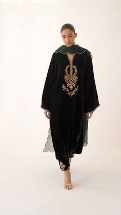 Emerald Green Shirt, Velvet Clothing, Velvet Suit Design, Sania Maskatiya, Painterly Prints, Signature Aesthetic, Velvet Dress Designs, Pakistani Fashion Party Wear