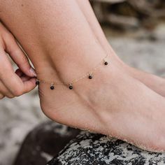 The perfect example of bohemian, free-spirited style - say hello the black onyx bead drop anklet! Delicately pretty, this stunning anklet is hand crafted using the traditional technique of wire wrapping to drop the semi-precious gemstones from the chain. It makes the ideal present for adventurers, wanderers and wild freedom-seekers. Black Anklet, Black Onyx Jewelry, Fairy Pendant, Anklet Designs, Crystal Anklet, Bohemian Jewellery, Precious Gemstones Jewelry, Bronze Jewelry, Onyx Jewelry