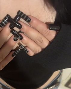 Cute Black Nails Square, Easy Dark Nails, Plain Black Nails Short, Coffin Grunge Nails, Emo Nail Inspiration, Simple Black Design Nails, Alt Goth Nails, Simple Diy Nails Ideas, Easy Goth Nail Art