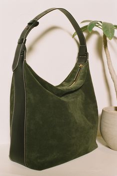 Tasker Fashion, Accessorizing Bags, Dark Green Purse, Cross Bags For Women, Green Bag Outfit, Handbag Aesthetic, Walk Photo, Green Shoulder Bag, Aesthetic Bag