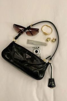 Bag Necessities, Summer Bag Essentials, Dope Jewelry Accessories, Chic Purses, Camera Aesthetic, Inside My Bag, Purse Essentials, Random Aesthetic, Girly Bags