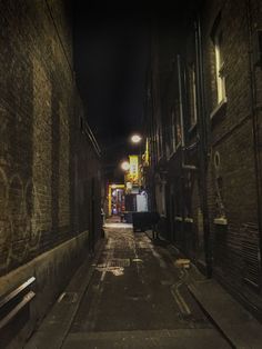 an alley way at night with no one on it