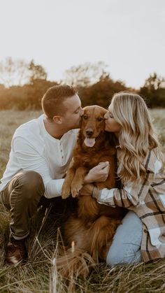 Photo Shoot Ideas With Dogs, Men Fall Photo Outfits, Couple Photo Ideas With Dog, Indi Pictures, Christmas Photo Outfits Couples With Dog, Christmas Card Picture Ideas With Dog, Family Photo Outfits With Dog, Cute Christmas Photo Ideas For Couples