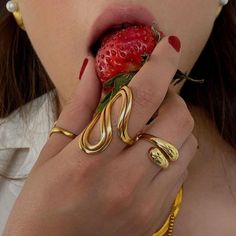 Strawberry Ring-Set. Diese eleganten offenen Ringe aus 304 Edelstahl, veredelt mit einer 18k Goldbeschichtung, überzeugt durch sein schlichtes, aber stilvolles geometrisches Wellen-Design. Perfekt für den modernen, minimalistischen Look, passen sie zu jedem Outfit und lassen sich durch die offene Form flexibel anpassen. Langlebig, hautfreundlich und ideal für den täglichen Gebrauch – diese Ringe vereint zeitloses Design mit hoher Qualität. Ein Must-Have für jede Schmuckkollektion! Natürlich s... Finger Gold Ring, Ring Photography, Gold Waves, Swirl Ring, Gold Statement Ring, Waterproof Jewelry, Watches Women Fashion, Finger Rings, Style Minimalist