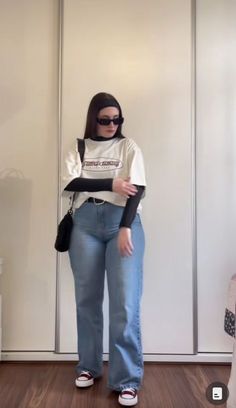 Plus Size Streetwear Jeans, Europe Aesthetic Outfit Plus Size, Baddie First Date Outfit, Winter T Shirt Outfit, Outfits For College Plus Size, 90s Style Plus Size, Plus Size Outfit Ideas Winter, Nyc Outfits Plus Size, Curvy Women Winter Outfits